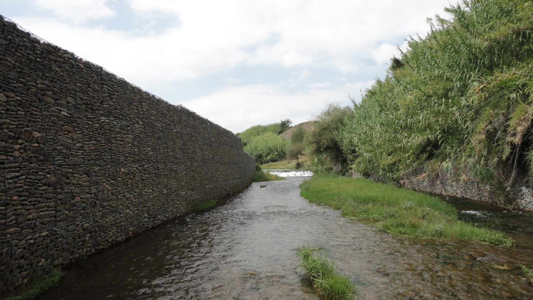 SCPX gabion retaining wall river crossing